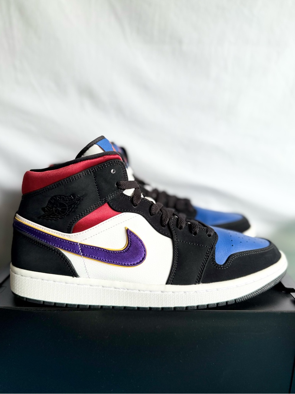 AUTHENTIC Jordan 1 Mid Lakers Top 3 size 10.5 852542-005 2019 PRE-OWNED